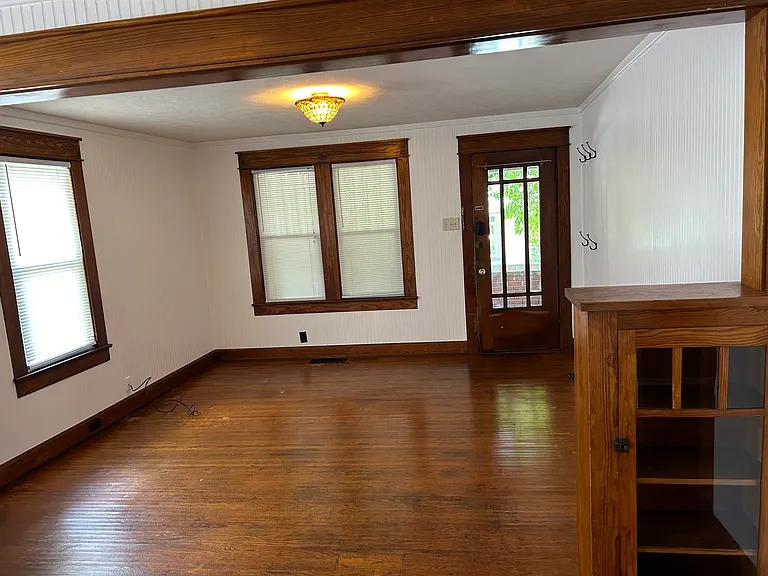 425 E University St — Photo 12