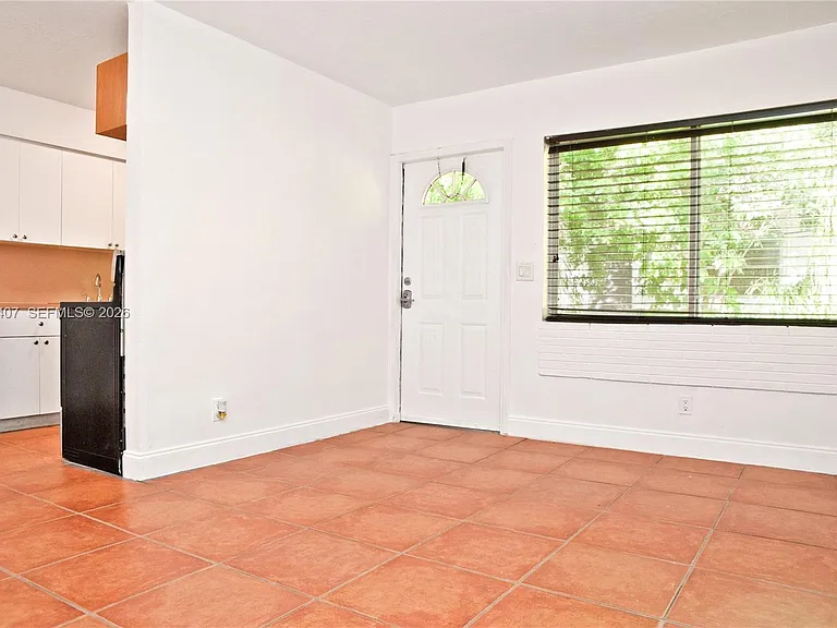304 SE 9th Ct #6 — Photo 3
