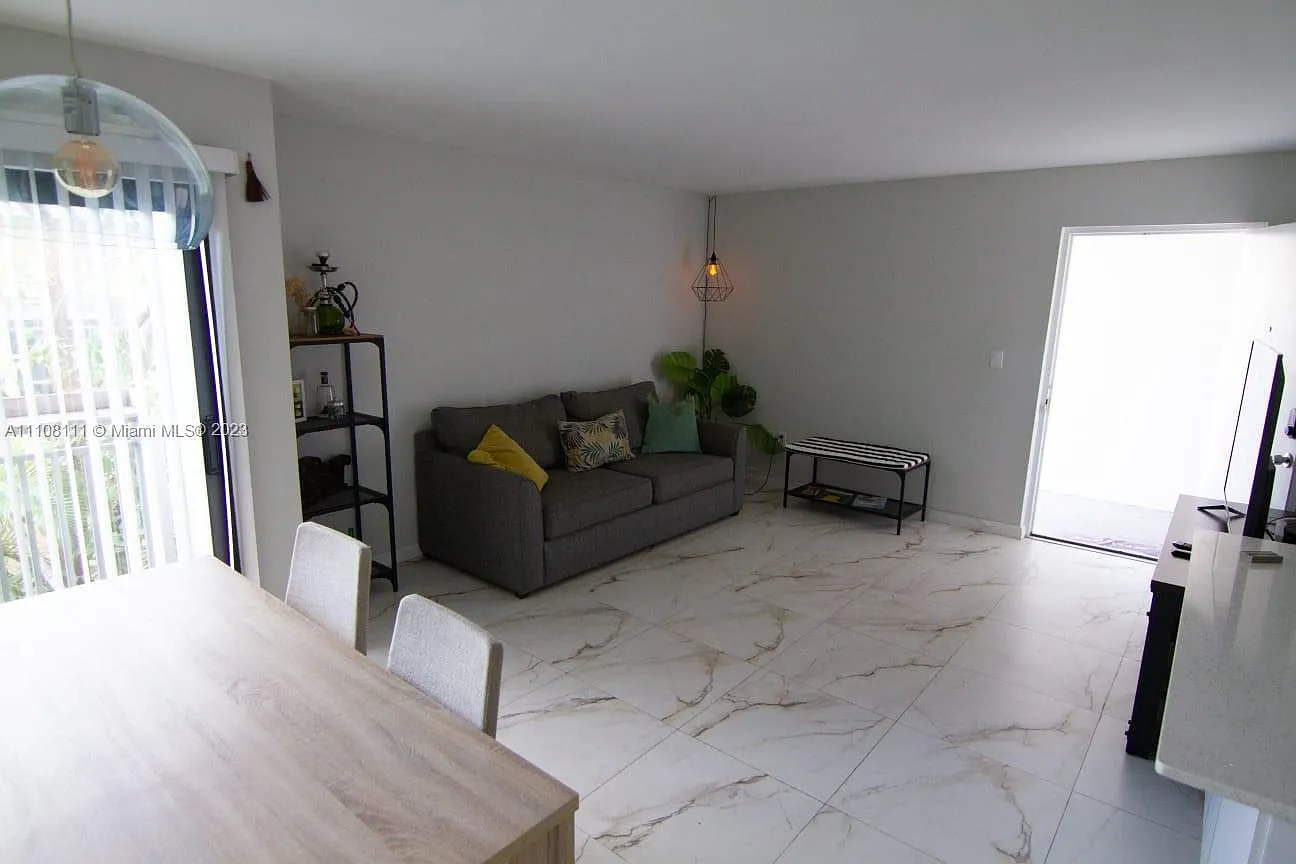 Hibiscus South Condo — Photo 2