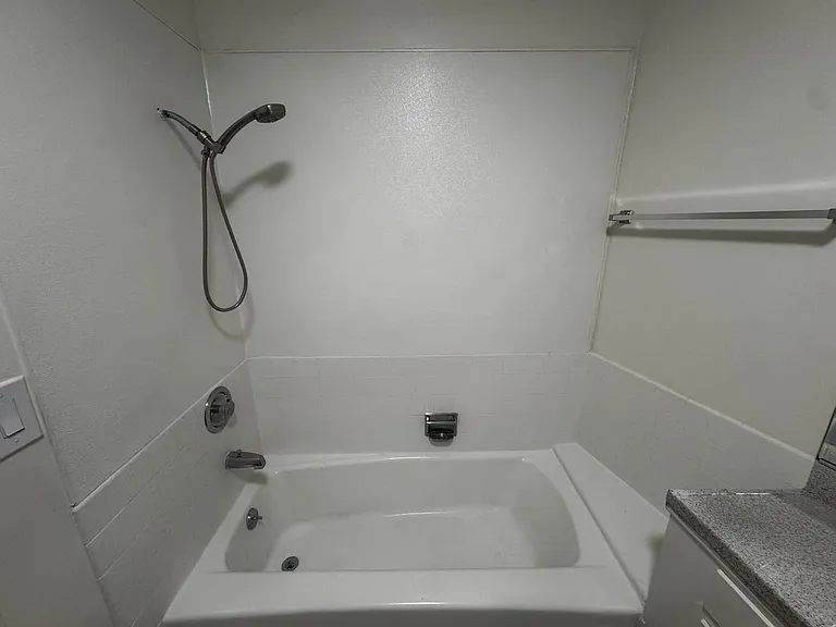 100 - Kimberly Apartments — Photo 28