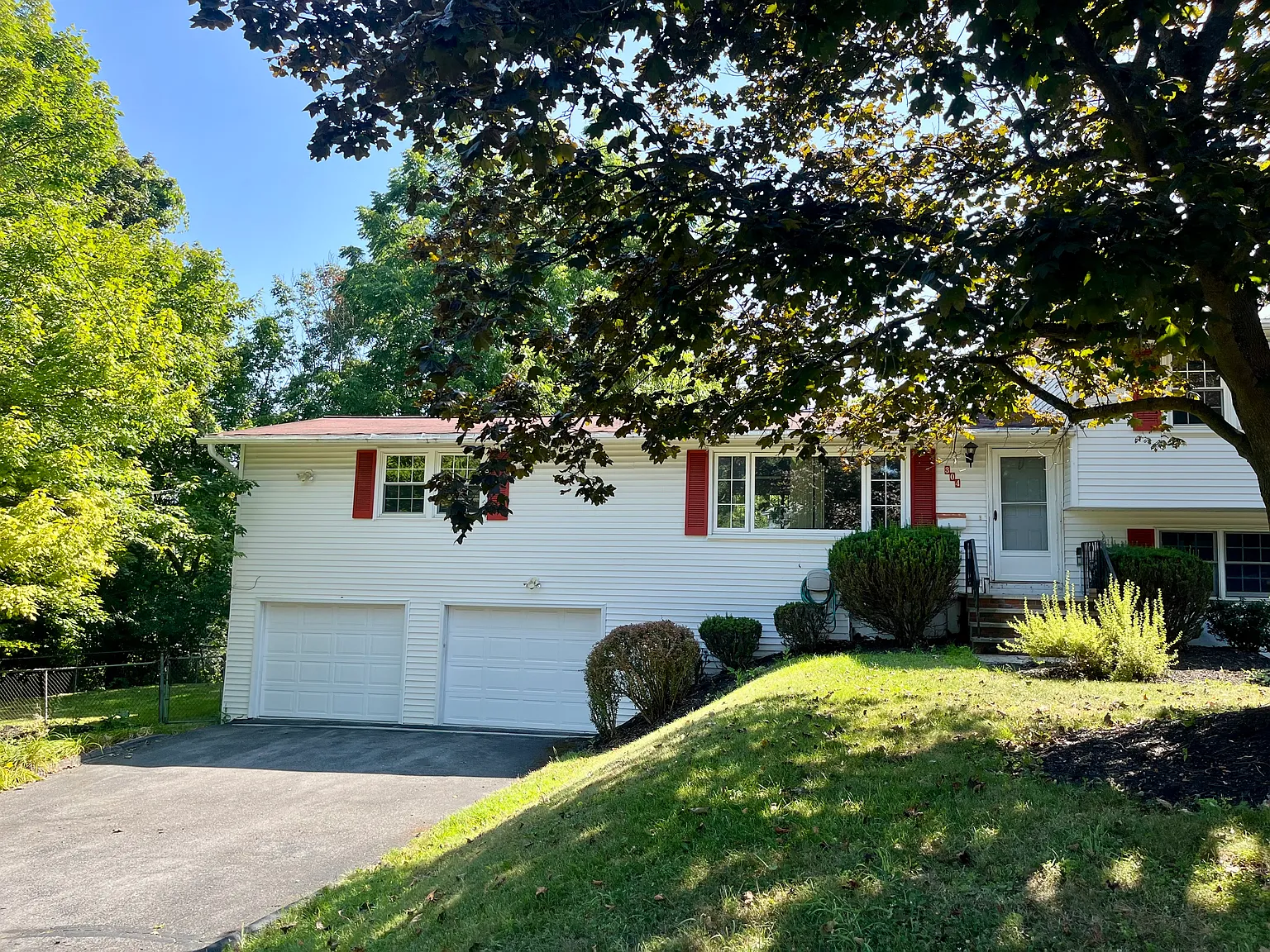 4 bed, 2.5 bath, 2116 sqft, $3,000 — Photo 2