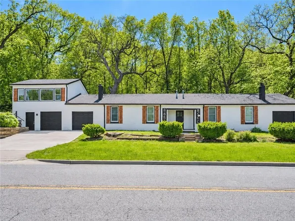 8850 Woodland Rd, Lenexa, KS 66220