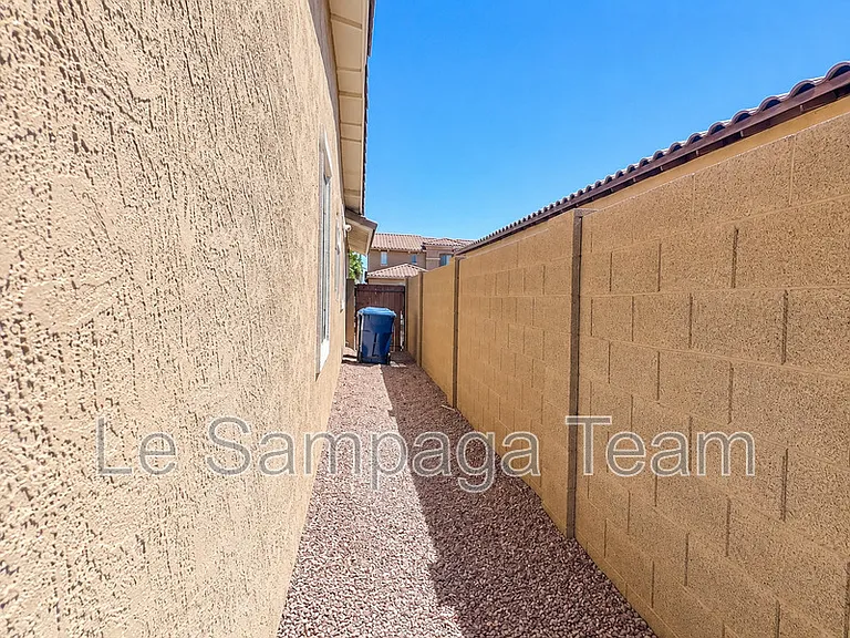 17636 W Maui Ln — Photo 32