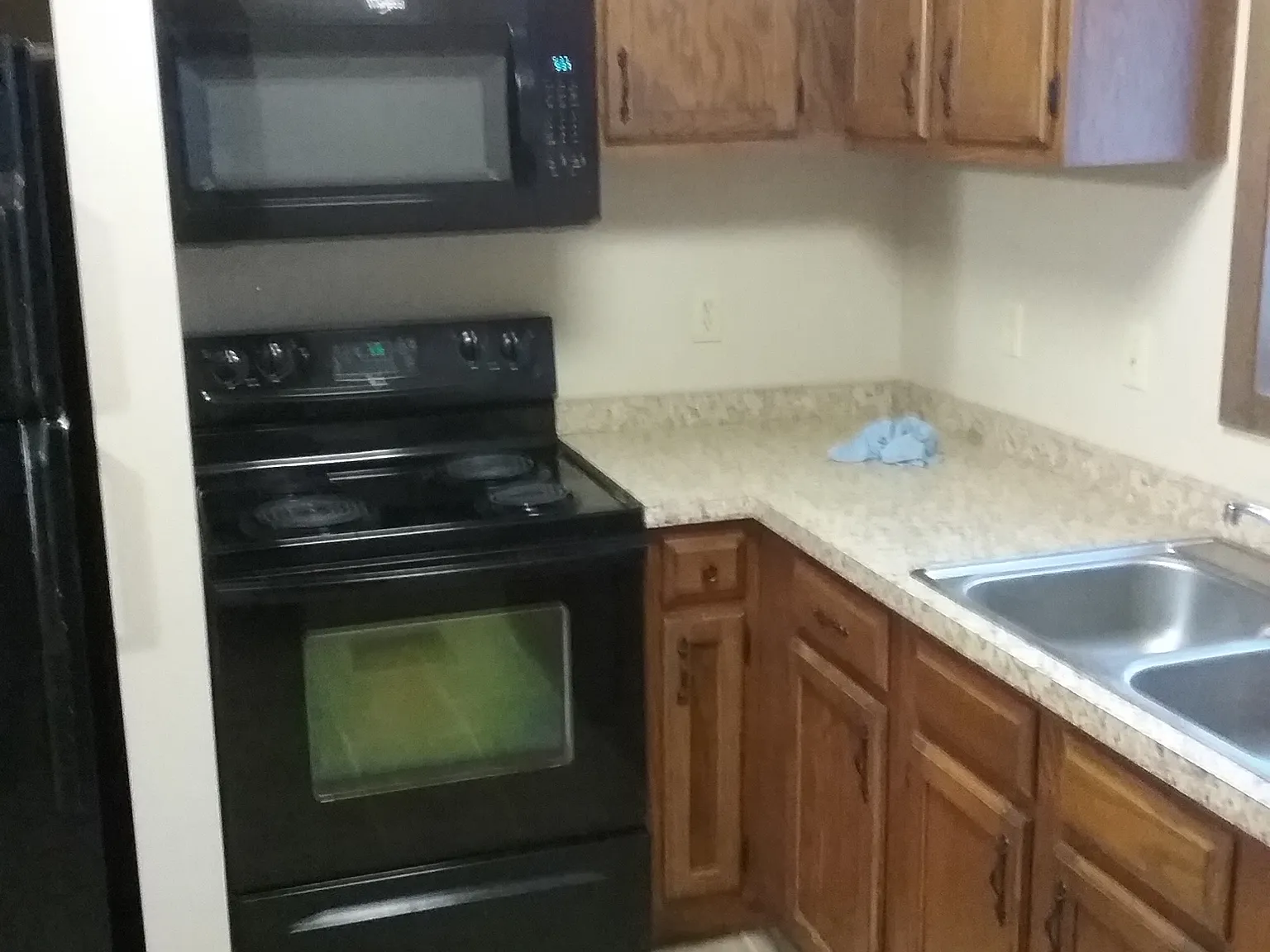 1 bed, 1.5 bath, 850 sqft, $875 — Photo 2