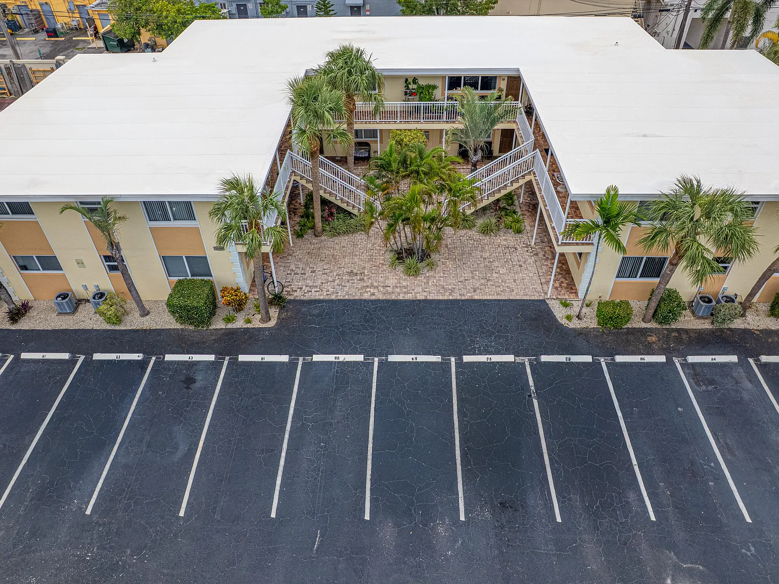 1 bed, 1.0 bath, 8318 sqft, $1,900 — Photo 2
