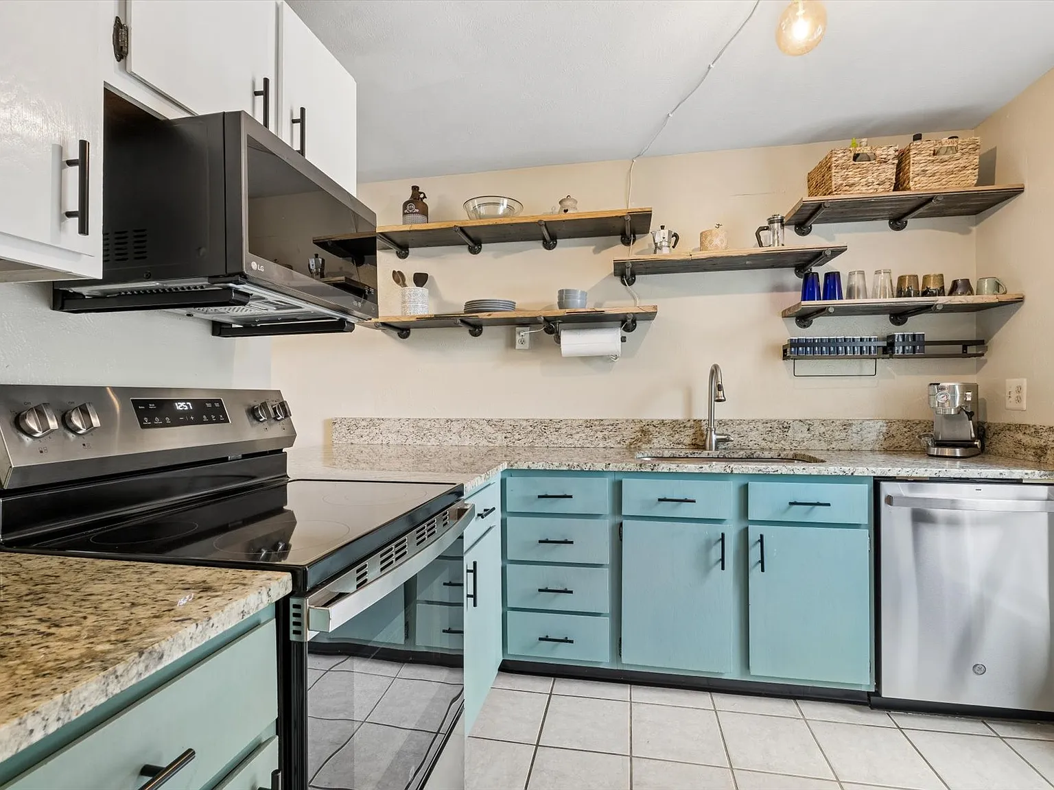 2 bed, 932 sqft, $2,200 — Photo 3