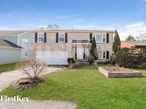 612 E Bonner Rd, Wauconda, IL 60084