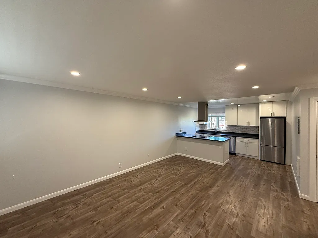 2 bed, 875 sqft, $2,595 — Photo 2