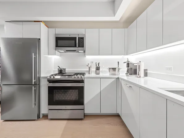 225 Rector Place image 6 of 21