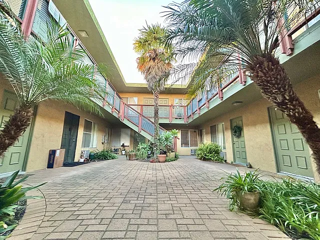 3 bed, 1000 sqft, $2,650 — Photo 2