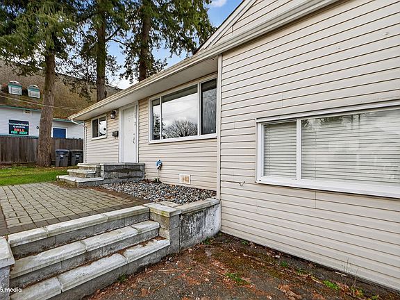 5th image of 14032 Grosvenor Rd