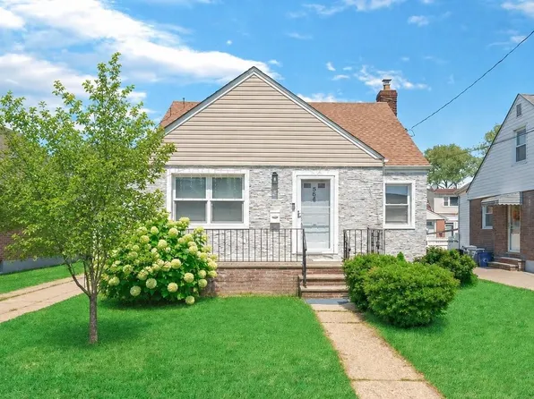 35 79th Avenue, New Hyde Park, NY 11040
