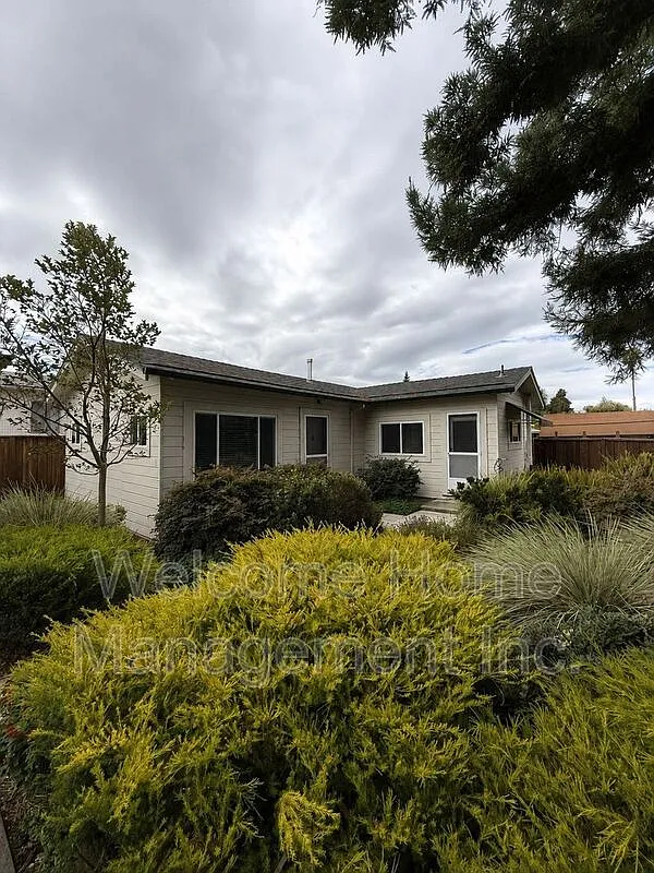 1 bed, 1.0 bath, 900 sqft, $2,400 — Photo 1