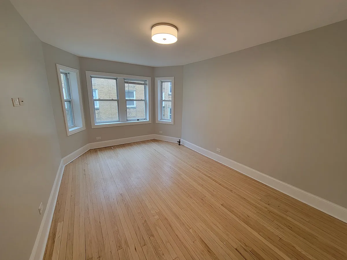Building Photo - 6430 N Richmond St #2W