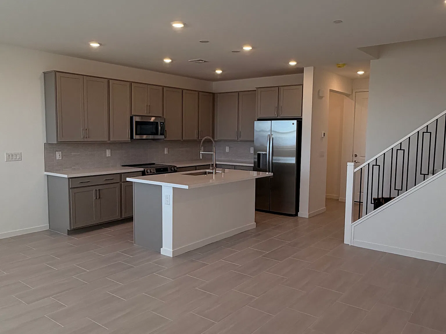 Brand New 3 Bed Townhome with Strip Views, Never Lived In — Photo 4