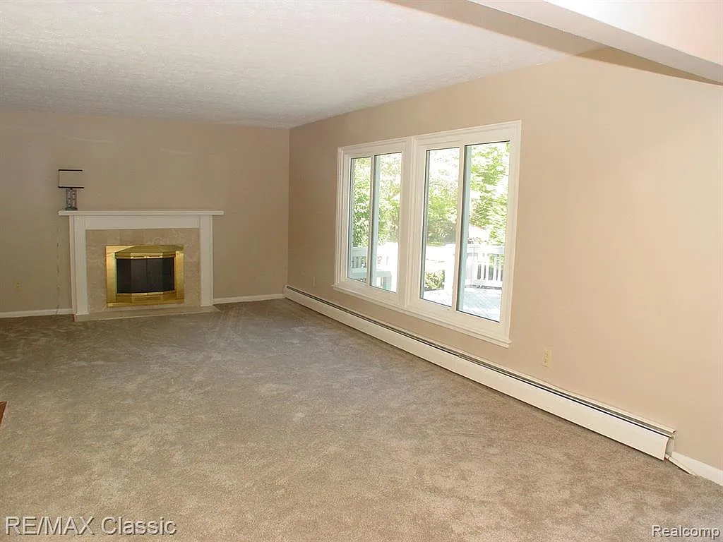 4 bed, 1.5 bath, 1689 sqft, $2,900 — Photo 4