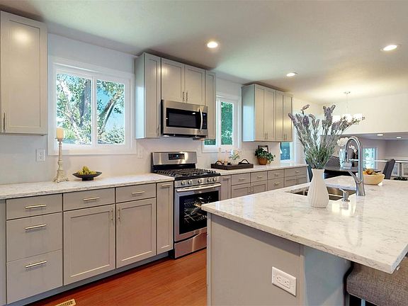 3rd image of 2924 Bozeman Ct
