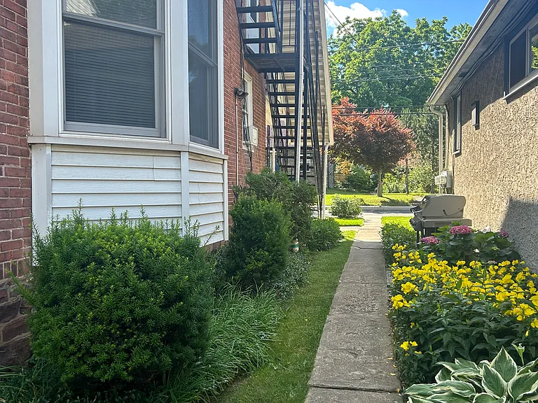 434 W Walnut St — Photo 3
