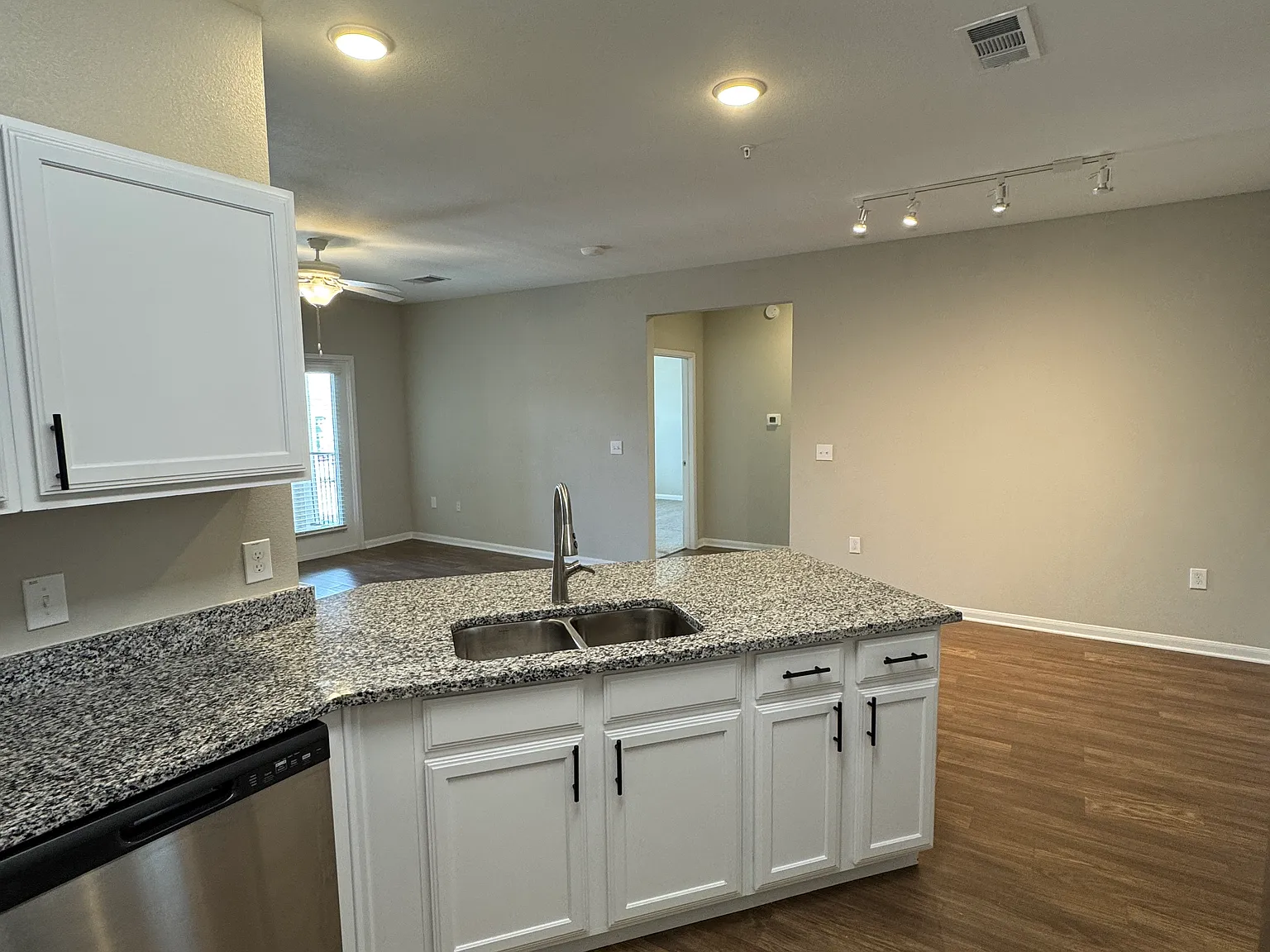 1 bed, 826 sqft, $1,195 — Photo 1