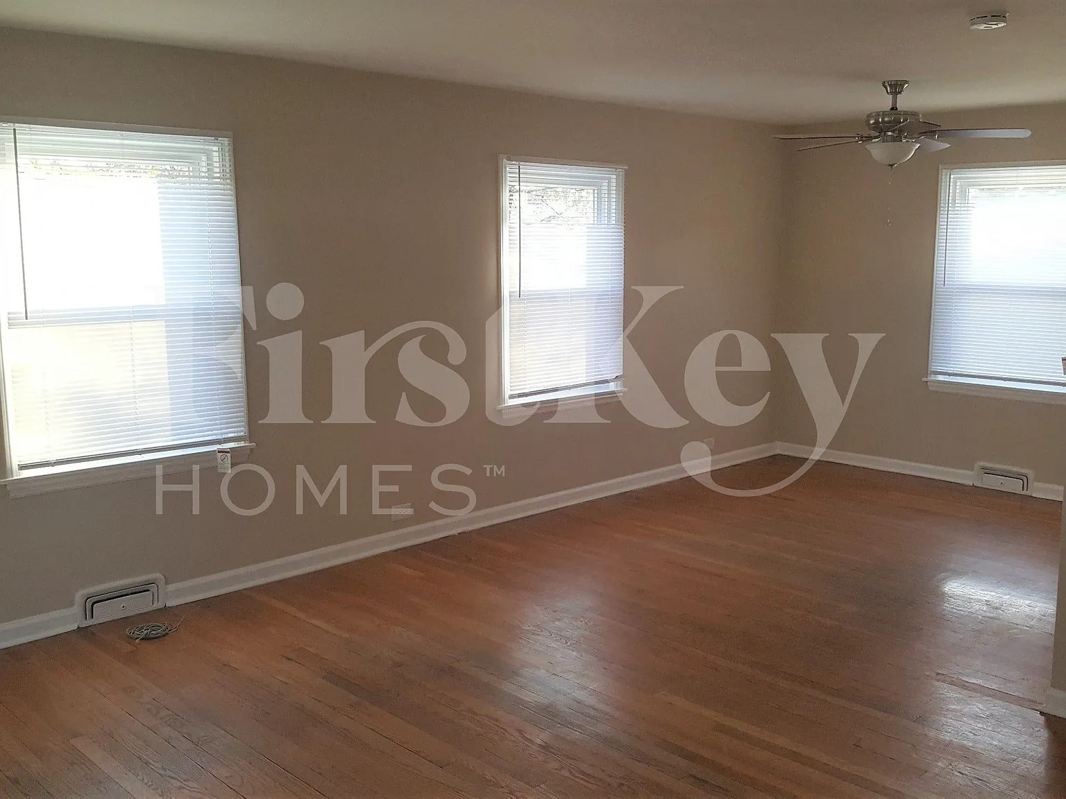 3 bed, 2.0 bath, 1100 sqft, $2,455 — Photo 2