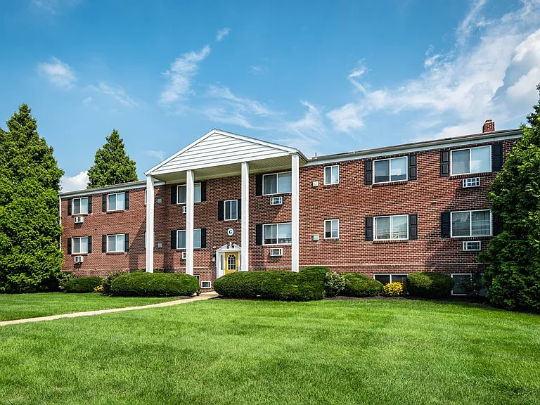 Sweetbriar Apartments — Photo 13