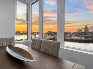 1628 Store St #725, Victoria, BC V8W 0E3