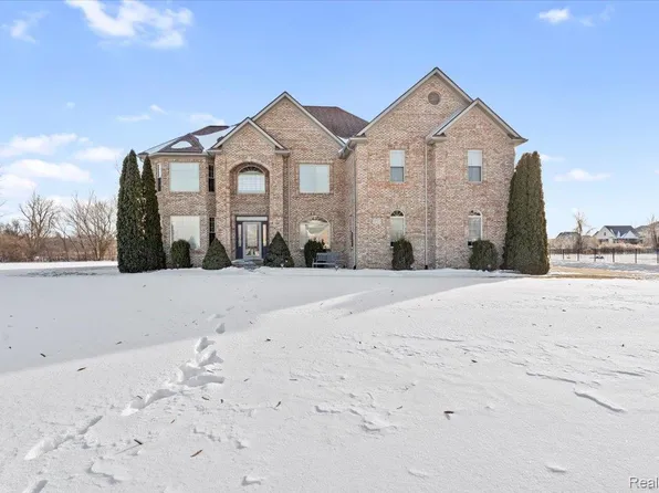 26035 Red Wood Dr, New Boston, MI 48164