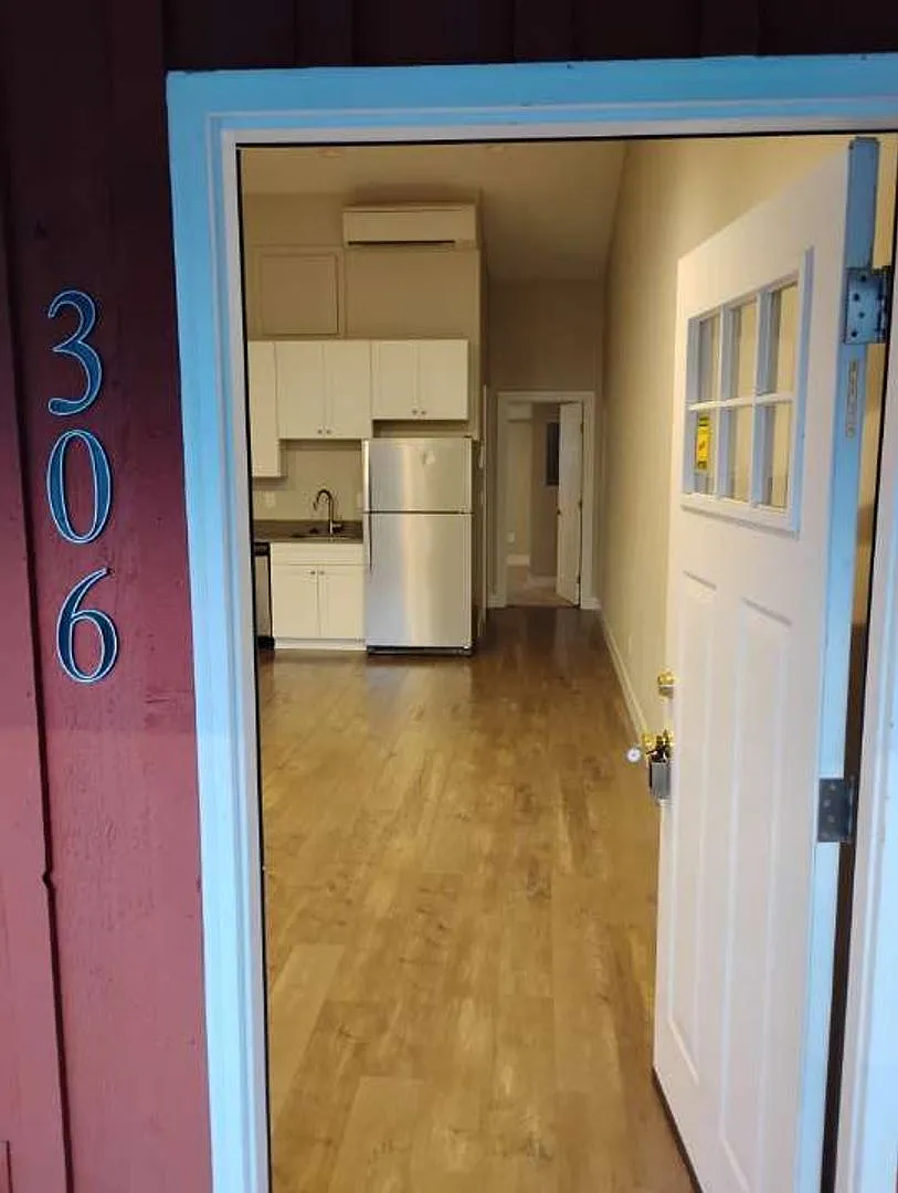 00830 - 300 NW Santiam — Photo 1