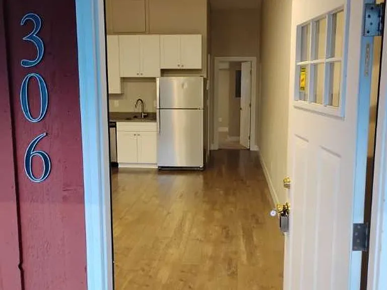 300 NW Santiam Blvd — Photo 1