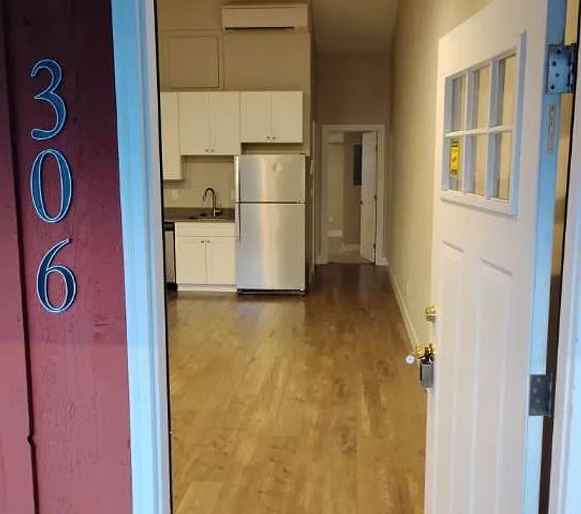 300 NW Santiam Blvd