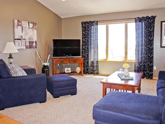 5th image of 379 Edgewater Dr