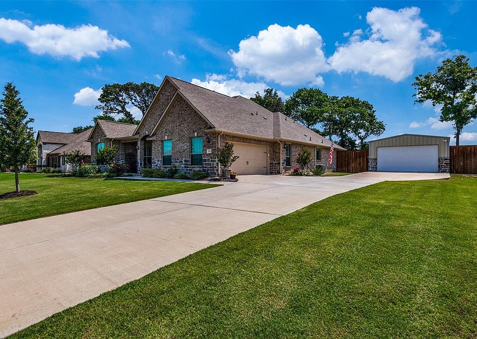 1st image of 111 Willow Oak Dr