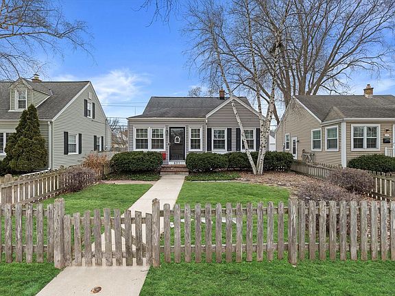 2nd image of 621 East Hampton ROAD