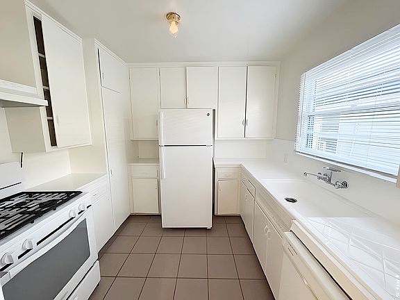 4th image of 922 N Idaho Ave #D