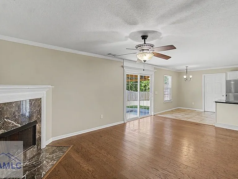 401 E Banks St — Photo 4