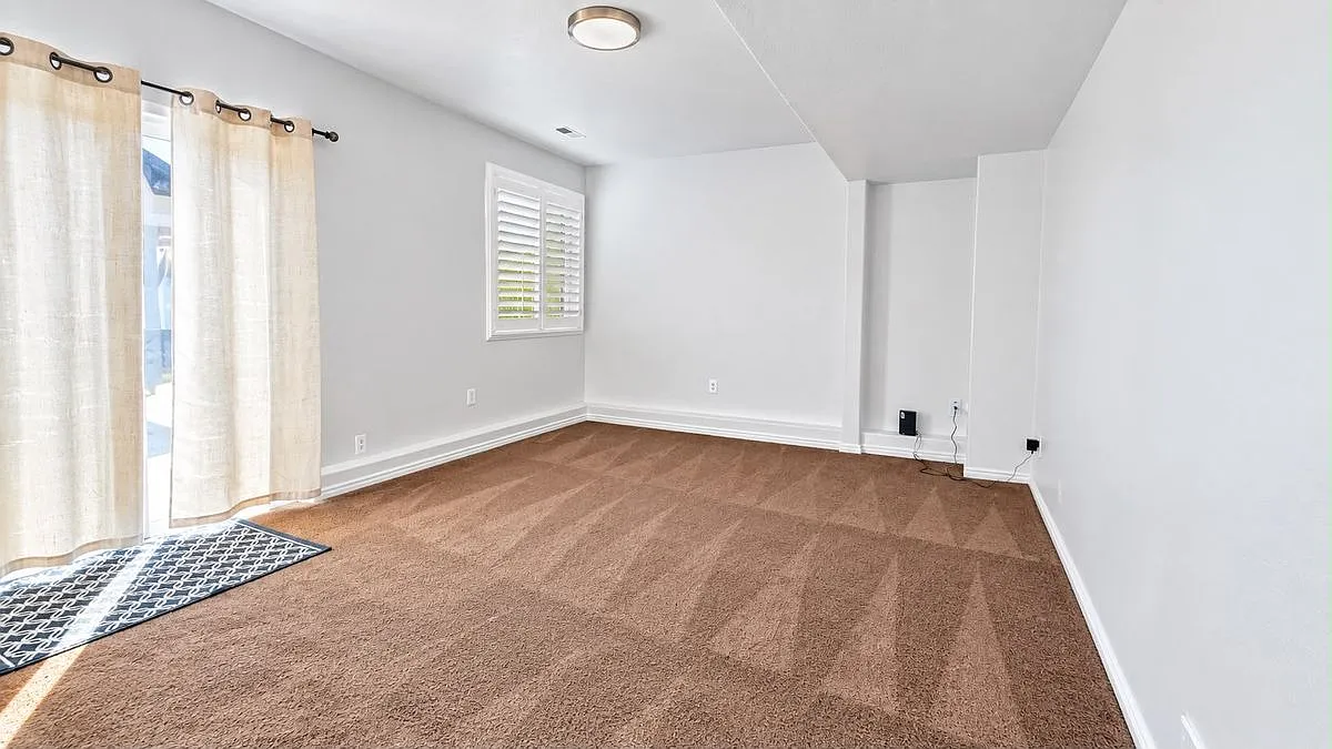 5 bed, 3.0 bath, 2018 sqft, $3,200 — Photo 3