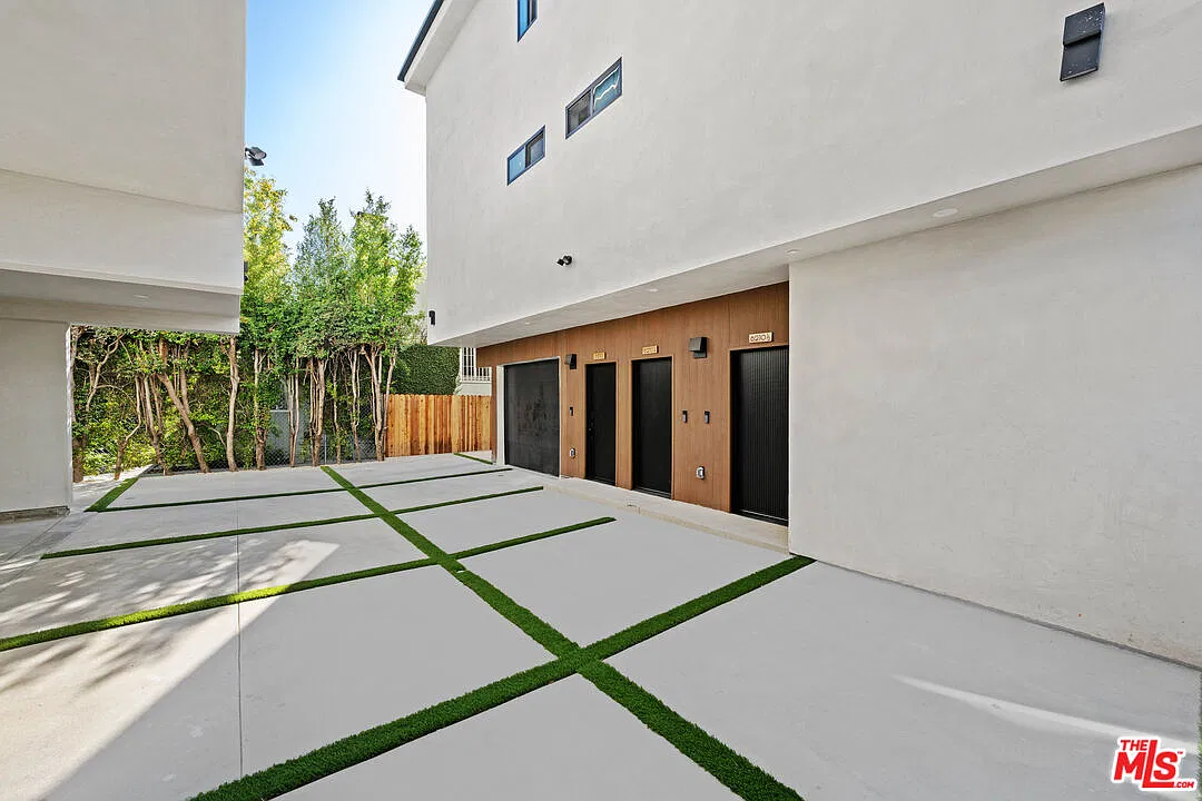 3 bed, 3.0 bath, 1200 sqft, $4,579 — Photo 1