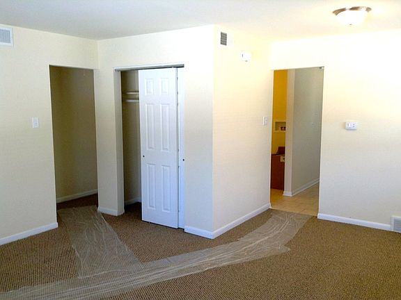 5th image of 15318 Dorchester Ave