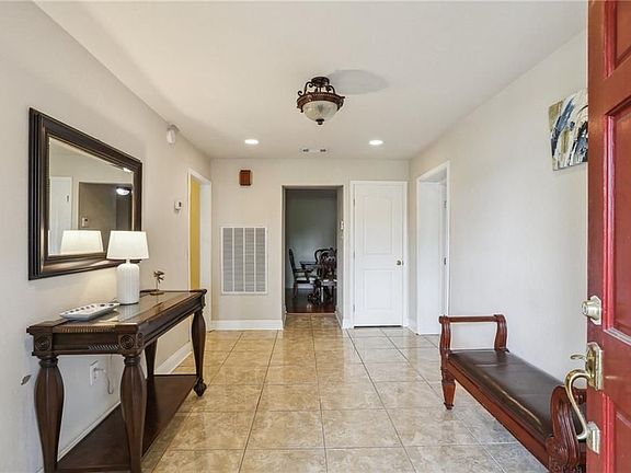 5th image of 922 Lamanche St