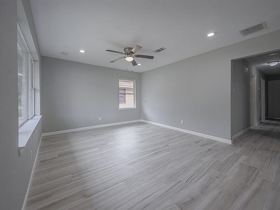 4th image of 2115 Woodcrest Dr