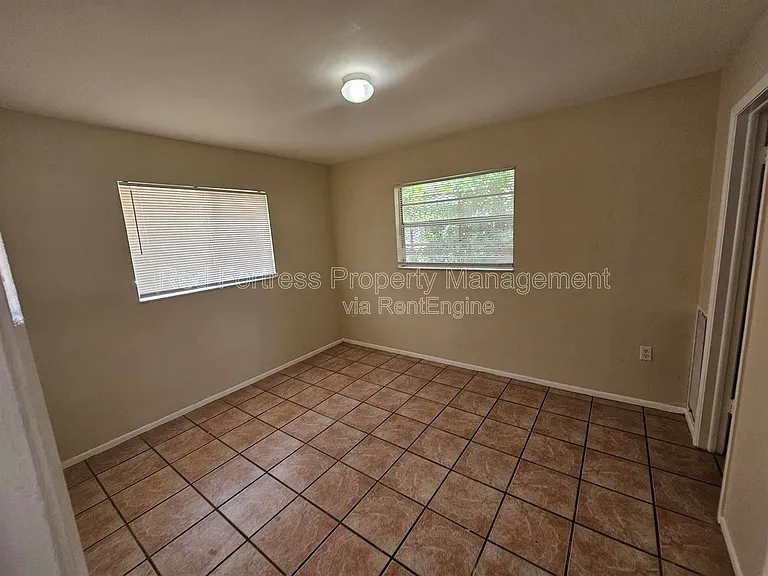 3814 Desoto Ave — Photo 4