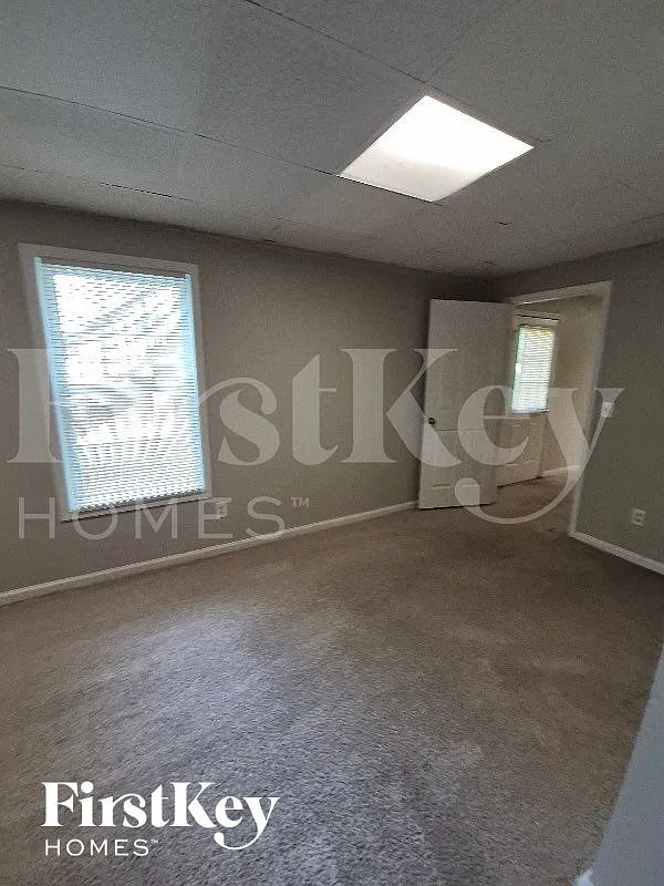 5 bed, 3.0 bath, 2218 sqft, $2,335 — Photo 2
