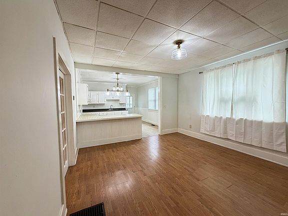 5th image of 644 E Maryland St