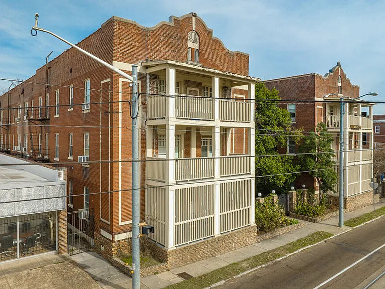 Colonial Apartments — Photo 5