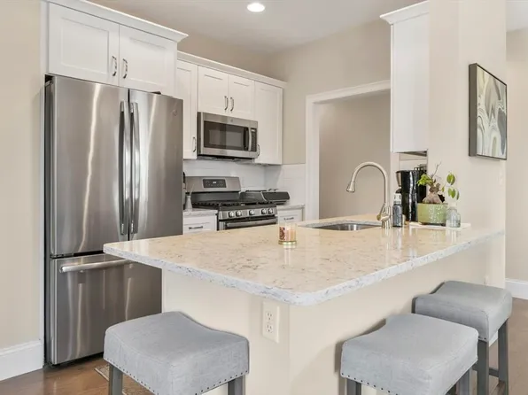 443 Essex St Unit 204, Swampscott, MA 01907