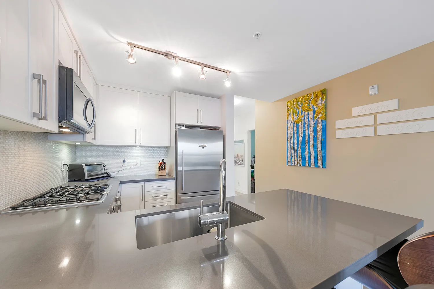 2 bed, 825 sqft, $2,700 — Photo 4