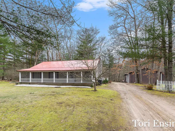 21 Riverview Dr, Greenville, MI 48838