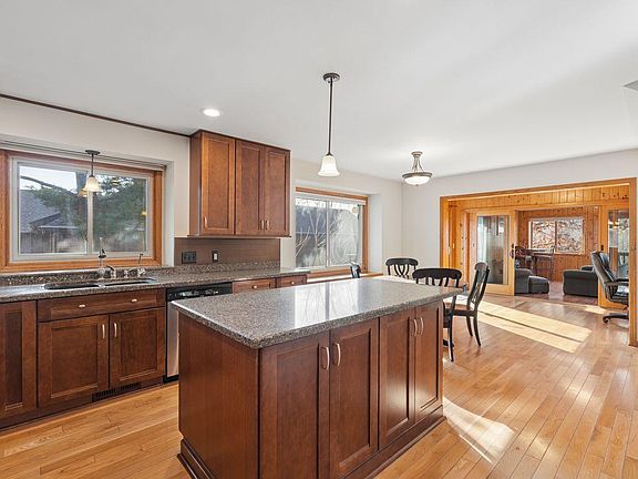 3rd image of 970 Sherwood Rd