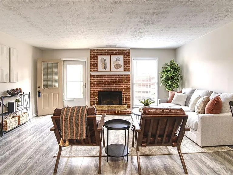 587 Wedgewood Dr — Photo 1