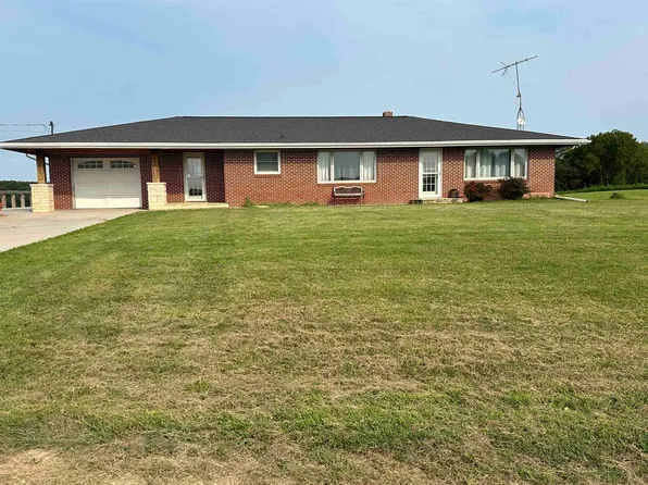 7039 N Main St, East Dubuque, IL 61025